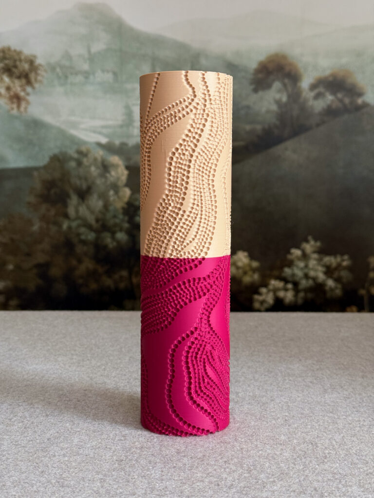 Perla Embossing Rolling Pin featuring pearl-inspired details and flowing curves for creating elegant fondant texture on wedding cakes and celebration cakes.